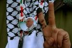 En palæstinensisk vælger på Vestbredden viser sejrtegnet efter at have stemt på den nuværende leder Mahmoud Abbas ved dagens valg. - Foto: AP 