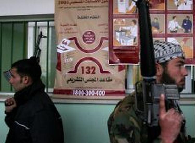 Palæstinensiske politifolk bevogter et stemmelokale i Gaza. Exit poll viser, at Fatah vinder valget, men Hamas får betydningsfuld rolle. - Foto: AP 