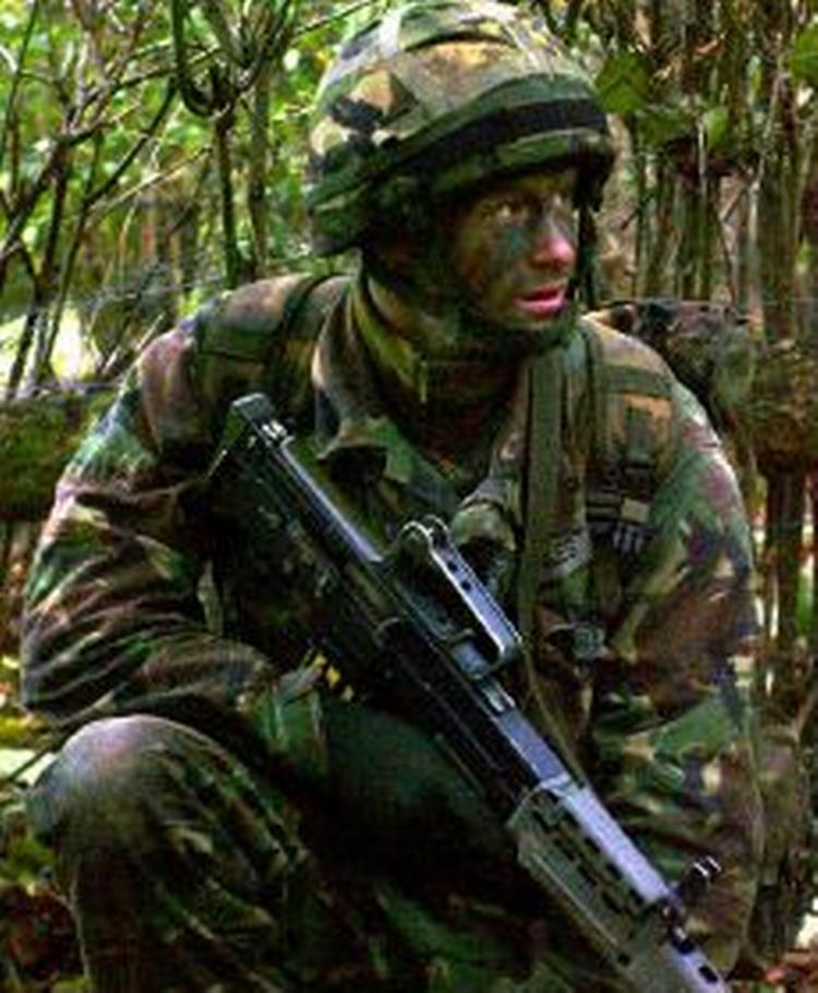 Storbritanniens prins Harry ses her under øvelser i november 2005. Han har nu meldt sig til et regiment, der måske skal sendes til Irak. - Arkivfoto: AP 