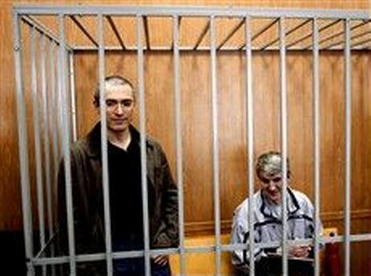 Mikhail Khodorkovskij og hans kompagnon Platon Lebedev   her under retssagen   er ikke bare anbragt i hver sin sibiriske fangelejr, nu skal alle deres penge, ejendomme og værdipapirer inddrages.   Arkivfoto: Misja Japaridse/AP 