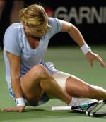 Kim Clijsters faldt i tredje sæt og måtte trække sig med en skade. - Foto: AP 