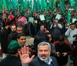 Topkandidat for den militante gruppe Hamas, Ismael Haniyah, foran en gruppe Hamas-tilhængere. - Arkivfoto: AP 