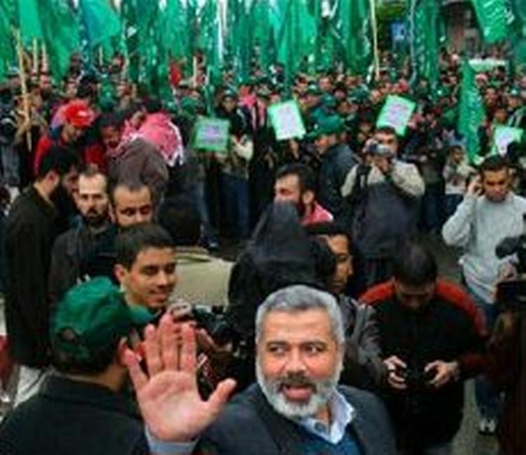 Topkandidat for den militante gruppe Hamas, Ismael Haniyah, foran en gruppe Hamas-tilhængere. - Arkivfoto: AP 