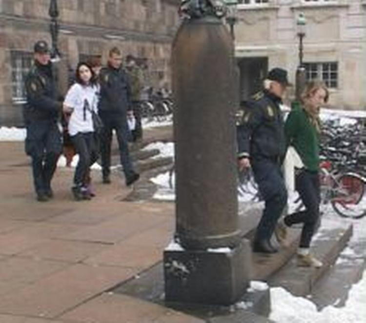 Demonstranterne rejste sig op på tilhørerpladserne, mens den radikale Niels Helveg-Petersen stod på talerstolen. Bagefter greb politiet ind. - Foto: Localeyes 