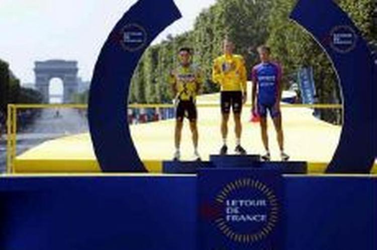 Rumsas endte på podiet i Paris sammen med Beloki og Lance Armstrong. - Foto: Claus Bonnerup 