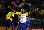 Romário fejrer en scoring mod Guatemala, da han i april 2005 spillede afskedskamp for Brasilien. - Arkivfoto: AP 