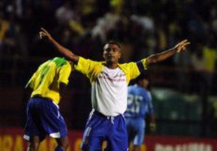 Romário fejrer en scoring mod Guatemala, da han i april 2005 spillede afskedskamp for Brasilien. - Arkivfoto: AP 