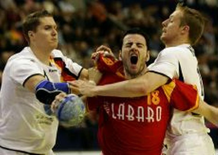 Spanien var favoritter men kom i klemme mellem de tyske spillere. - Foto: AP 