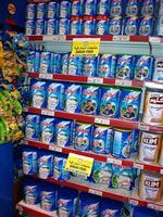Supermarkeder og butikker i Saudi-Arabien bruger gul tape med påtrykte advarsler til forbrugerne mod de danske varer, her fra Arla.   Foto: Arla 
