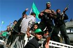 Militante Hamasfolk i Rafah-flygtningelejren i Gaza fejrede i går sejren ved valget, der skaffede den islamiske bevægelse absolut flertal i det palæstinensiske parlament.   Foto: Hamra Khalil/AP 