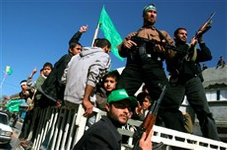Militante Hamasfolk i Rafah-flygtningelejren i Gaza fejrede i går sejren ved valget, der skaffede den islamiske bevægelse absolut flertal i det palæstinensiske parlament.   Foto: Hamra Khalil/AP 