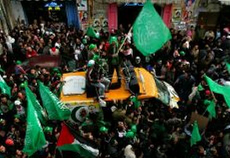 Hamas-tilhængere fester efter valgsejren. Israel vil ikke forhandle. - Foto: AP 