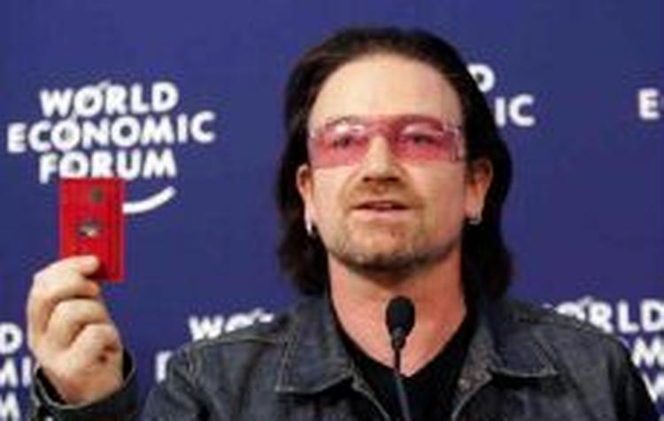 Bono præsenterede mærket 'Red' på et pressemøde i går. Her viser han American Express-kortet frem. - Foto: AP 