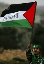 En ung palæstinenser fejrer Hamas' valgsejr i de palæstinensiske områder. - Foto: AP 