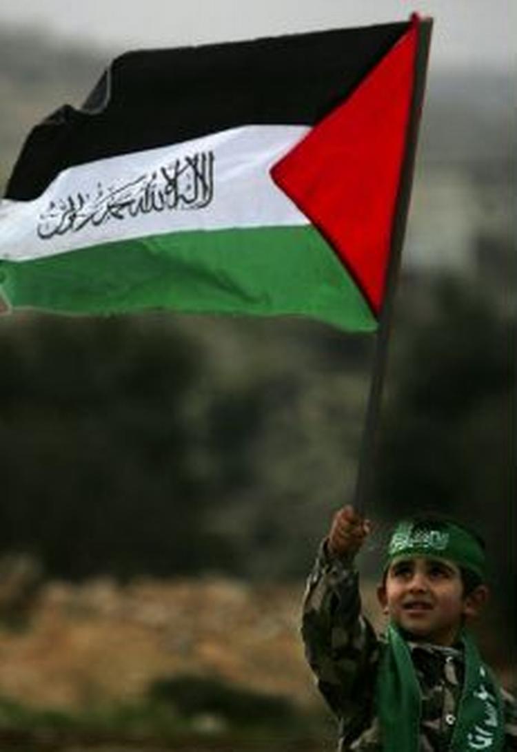 En ung palæstinenser fejrer Hamas' valgsejr i de palæstinensiske områder. - Foto: AP 