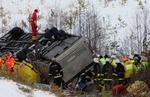 Redningsarbejdere på ulykkesstedet. Bussen kørte af vejen og endte på bunden af en kløft. - Foto: AP 