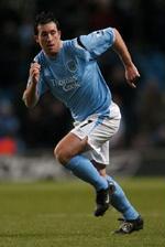 Robbie Fowler skifter overraskende den lyseblå Manchester City-trøje ud - og vender tilbage til Liverpools røde outfit. - Arkivfoto: AP 