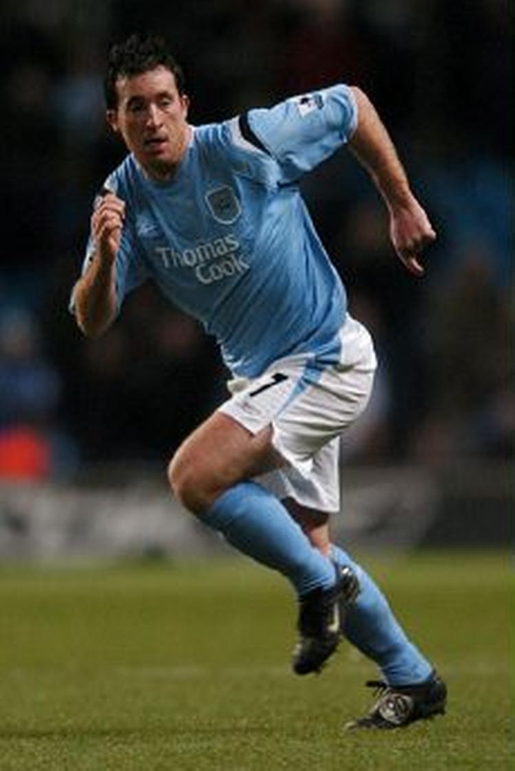 Robbie Fowler skifter overraskende den lyseblå Manchester City-trøje ud - og vender tilbage til Liverpools røde outfit. - Arkivfoto: AP 