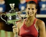 Amelie Mauresmo løfter pokalen i triumf. - Foto: AP 