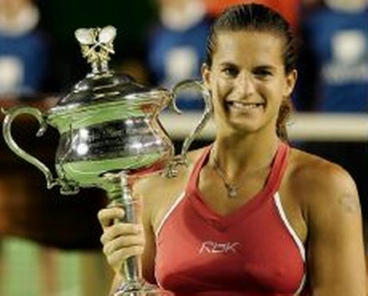 Amelie Mauresmo løfter pokalen i triumf. - Foto: AP 