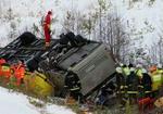 Adskillige redningskøretøjer blev sendt til ulykkesstedet. - Foto: AP 
