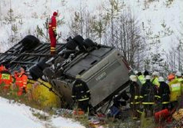Adskillige redningskøretøjer blev sendt til ulykkesstedet. - Foto: AP 
