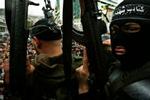 Medlemmer af al-Aqsa Martyrernes Brigade skyder med skarpt i byen Nablus på Vestbredden. - Foto: AP 