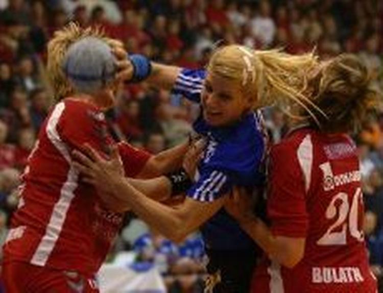 Rikke Hørlykke bryder igennem det ungarske forsvar. - Foto: AP 