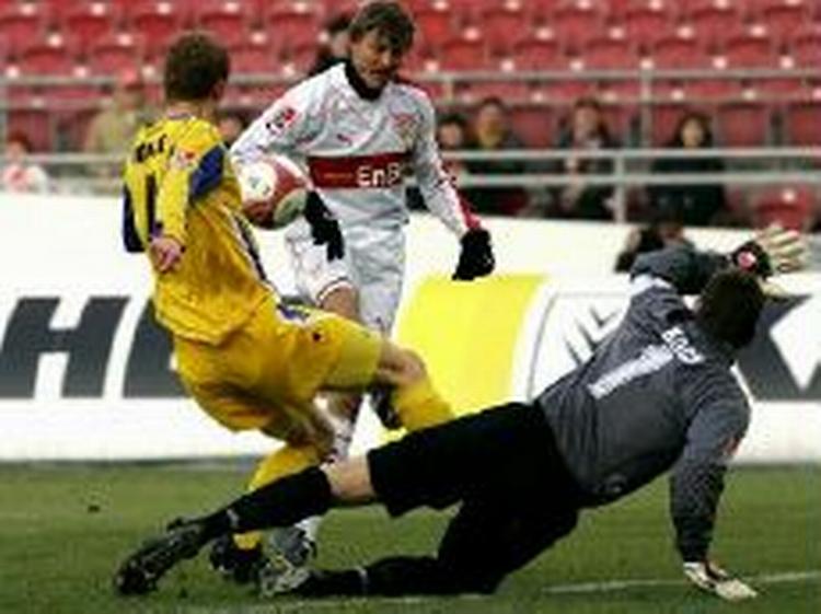Jon Dahl Tomasson (i hvidt) havde flere store chancer mod Duisburg. - Foto: AP 