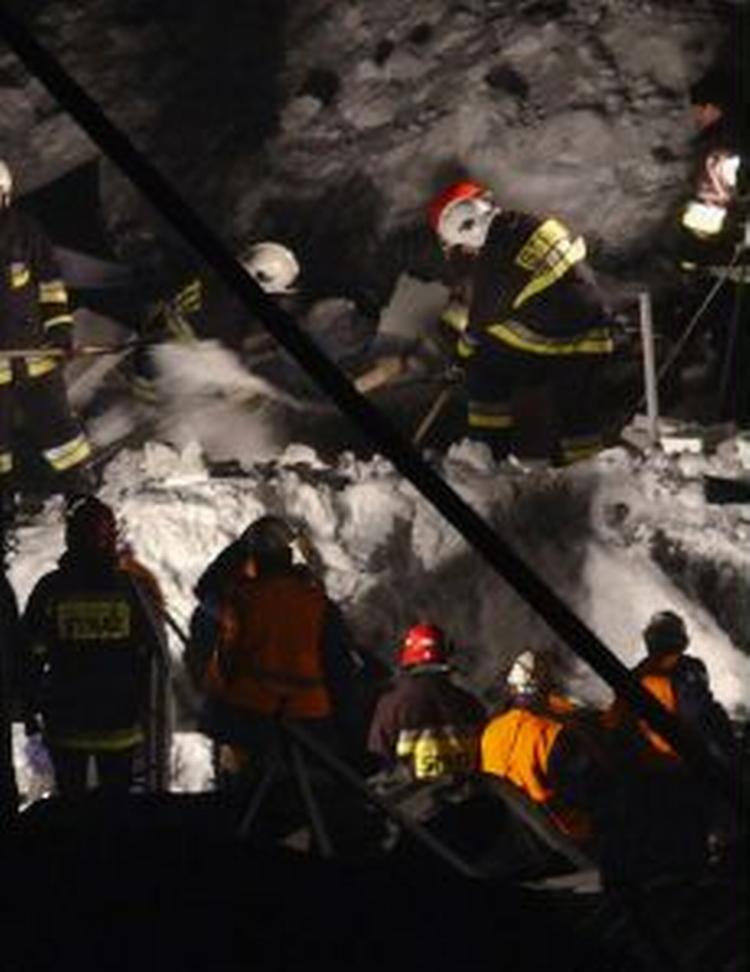 Redningsfolkene har ikke fundet overlevende siden i aftes. Og håbet svinder. - Foto: AP 