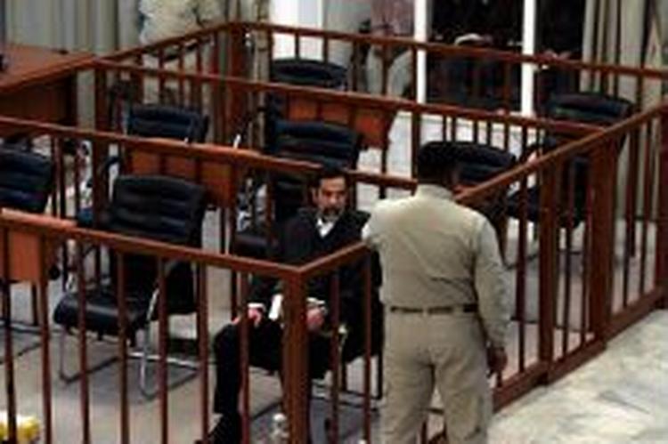Mens Saddam Hussein endnu befandt sig i retslokalet. Den tidligere irakiske diktator udvandrede i morges fra retssagen imod ham. - Foto: AP 