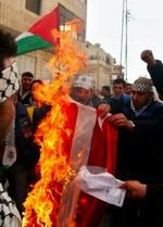 Medlemmer af Fatah-bevægelsen afbrænder det danske flag i Hebron. - Foto: AP 
