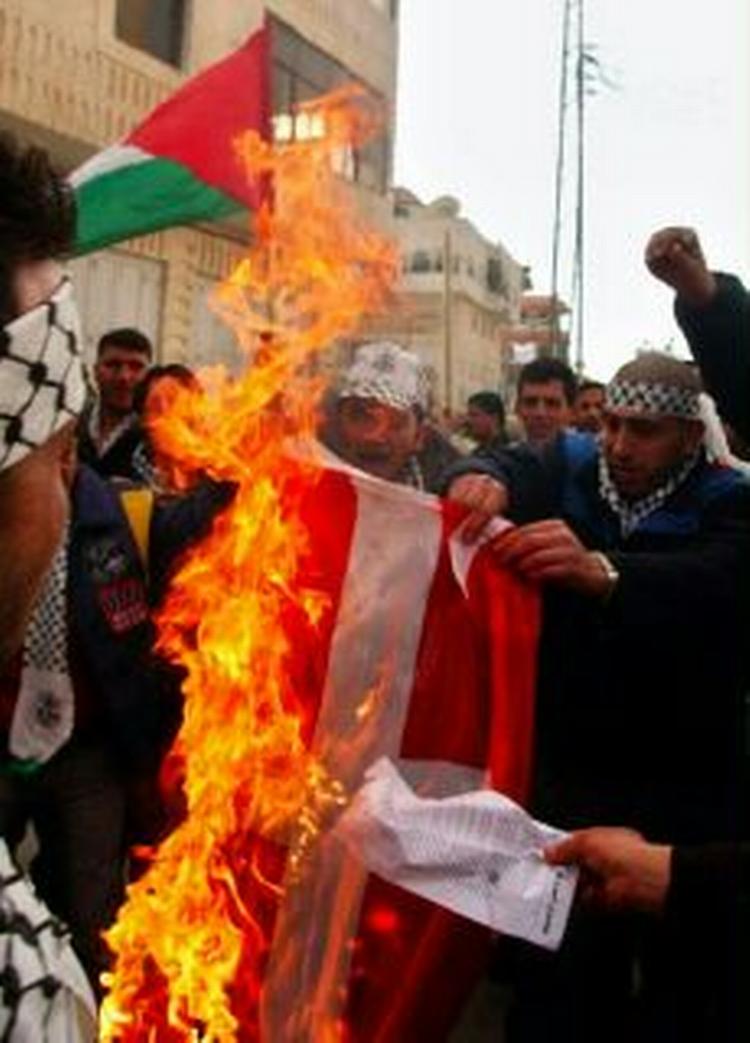 Medlemmer af Fatah-bevægelsen afbrænder det danske flag i Hebron. - Foto: AP 