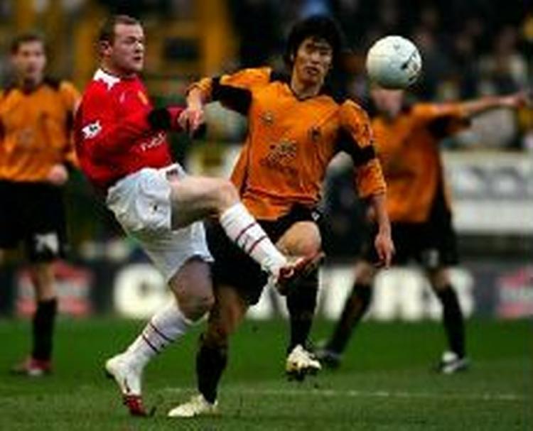 Wayne Rooney og Wolverhamptons Ki-Hyeon Seol. - Foto: AP. 