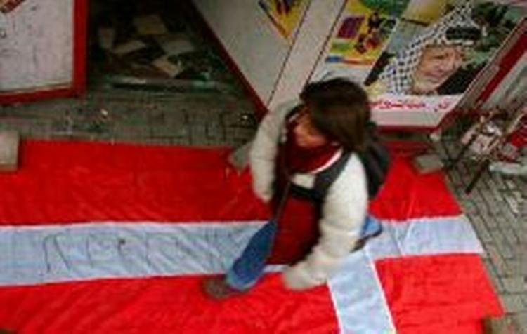Dannebrog som dørmåtte i Nablus på Vestbredden. Udenrigsministeren tager stærkt afstand fra demonstrationerne. - Foto: AP 
