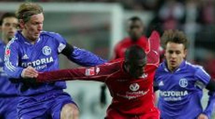 Christian Poulsen og de øvrige Schalke-spillere havde godt fat i Kaiserslautern. - Foto: AP. 
