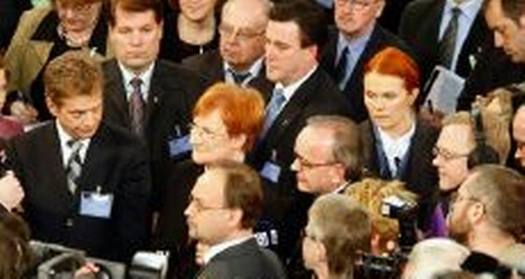 Tarja Halonen i midten har vundet en ny seks-årig periode som præsident i Finland. - Foto: AP 