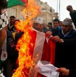Palæstinenesere i Gaza brændte Dannebrog af søndag. - Foto: AP 