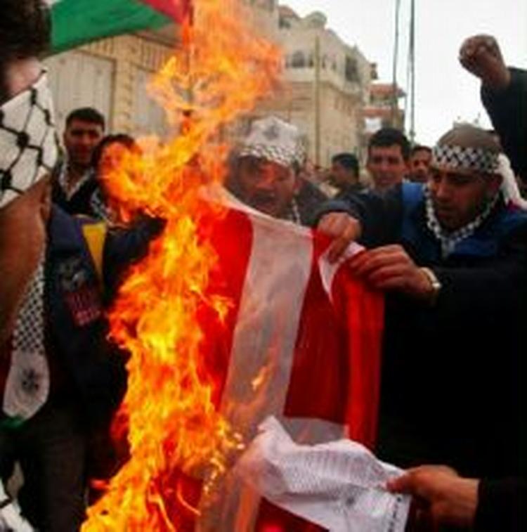 Palæstinenesere i Gaza brændte Dannebrog af søndag. - Foto: AP 