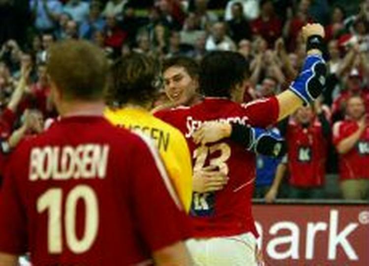 De danske spillere jubler efter sejren over Serbien-Montenegro. Ingen omkring det danske hold husker en bedre indsats end den danske 1. halvleg. - Foto: AP 