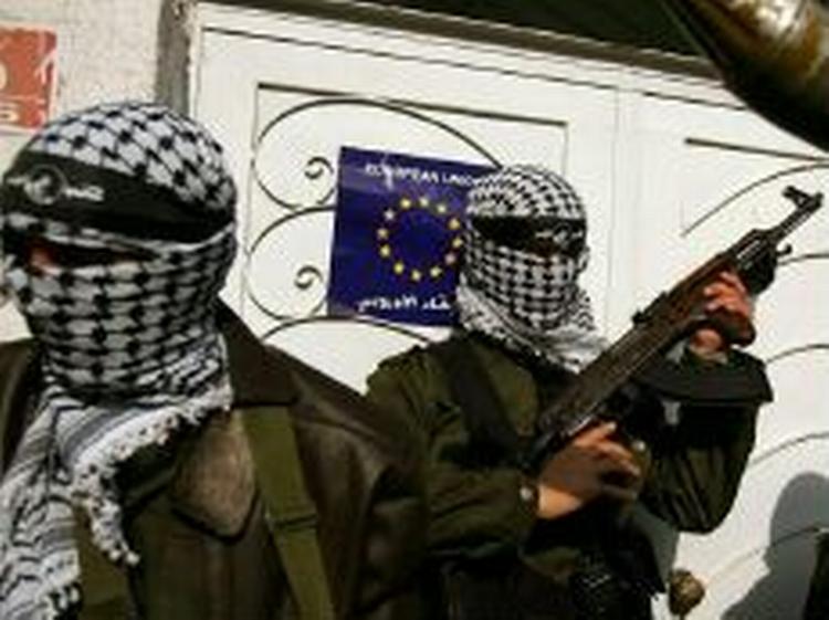 Militante medlemmer af Al-Aqsa Martyrernes Brigade uden for EU-kontoret. - Foto: AP 