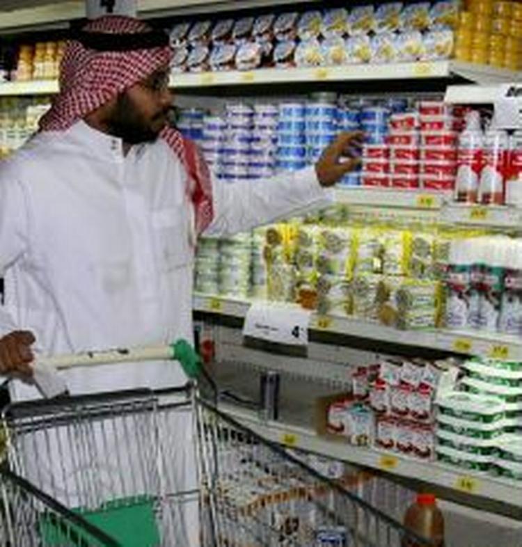 Et tomt hul på hylderne og en seddel med oplysning om boykot af danske varer i et saudiarabisk supermarked. - Foto: AP 