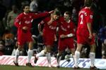 Liverpools anfører Steven Gerrard bliver tiljublet af holdkammeraterne efter at have bragt Liverpool foran i FA-cup-kampen mod Portsmouth søndag. I næste runde skal Champions League-vinderne møde Manchester United. - Foto: AP 