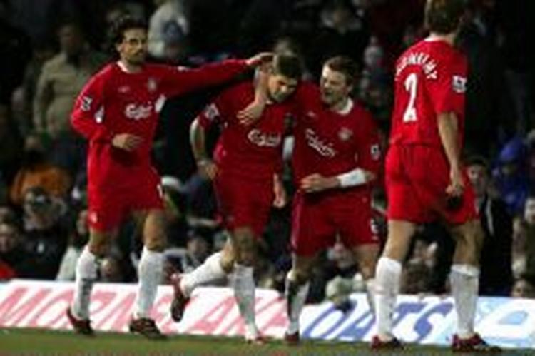 Liverpools anfører Steven Gerrard bliver tiljublet af holdkammeraterne efter at have bragt Liverpool foran i FA-cup-kampen mod Portsmouth søndag. I næste runde skal Champions League-vinderne møde Manchester United. - Foto: AP 