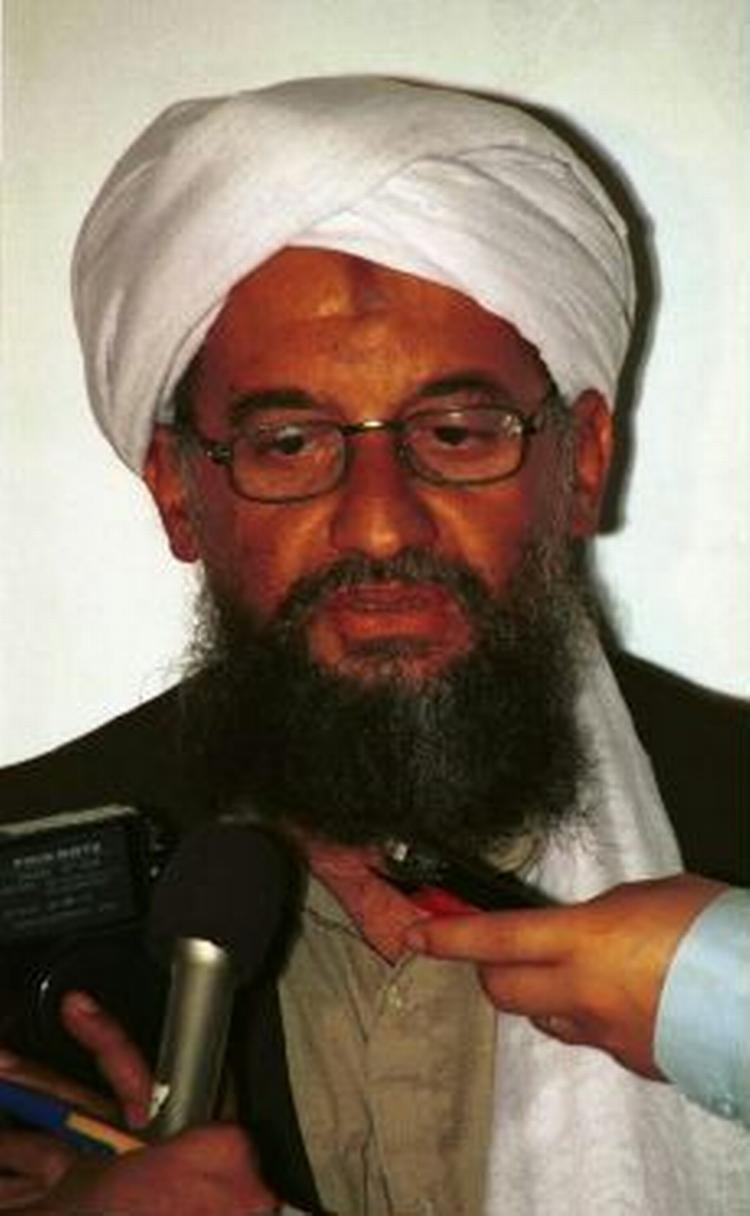 Al-Qaedas næstkommanderende Ayman al-Zawahri bekræfter angiveligt på et videobånd, at han overlevede et amerikansk angreb - Foto: AP 