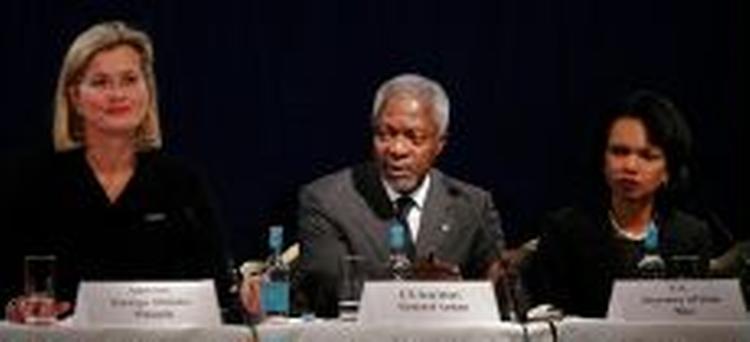 Den såkaldte Mellemøst-kvartet har krævet, at Hamas afstår fra vold og anerkender Israel. Men Hamas nægter. Her ses EU's repræsentant Ursula Plassnik fra Østrig, FN's Kofi Annan og USA's udenrigsminister Condoleezza Rice ved mødet. - Foto: AP 
