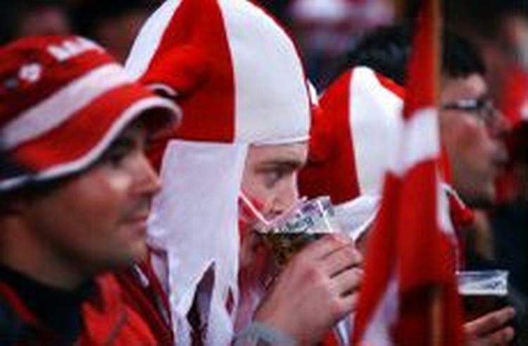 Landskamp i Parken - og øl på lægterne. Amerikanerne vil støtte Danmark og danske produkter. Blandt andet ved at drikke dansk øl til Super Bowl. - Arkivfoto: Finn Frandsen 