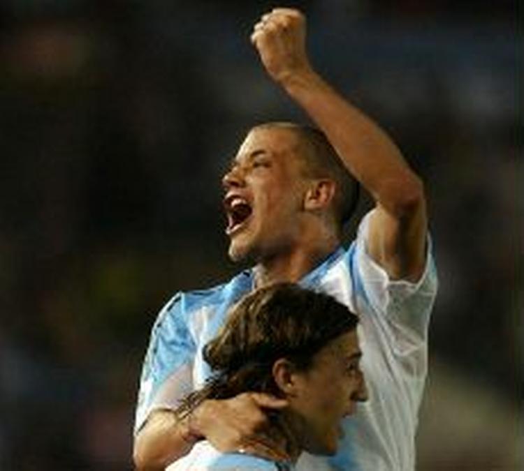 D'Alessandro (øverst) jubler med landsmanden Hernan Crespo efter en scoring for Argentina ved Copa America i 2004. - Arkivfoto: AP. 