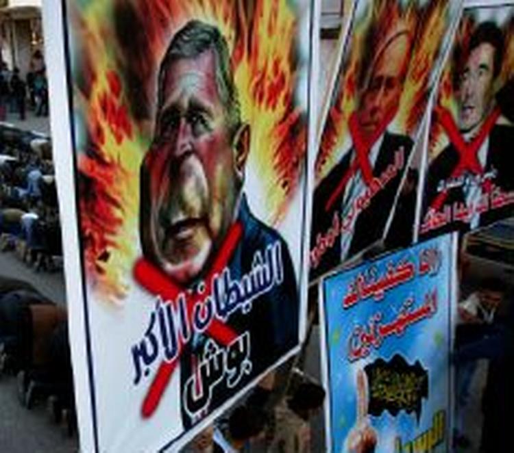 Demonstranter i Gaza med plakater af Bush, Olmert og Fogh i protest mod Muhammed-tegninger. - Foto: AP 