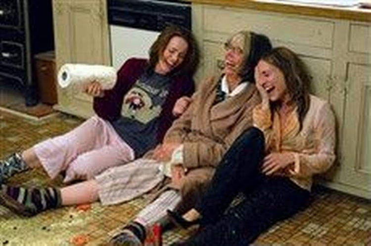 Der står <i>'feel good'</i> med fede typer hen over 'The Family Stone', der er overlæsset med usandsynlig handling og psykologi tekstet for tungnemme. - Foto: Fox Film 